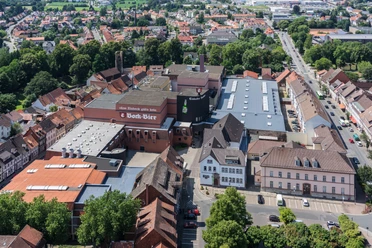 Luchtfoto van de Einbecker brouwerij met het opvallende Bock bierlogo in het stadscentrum.