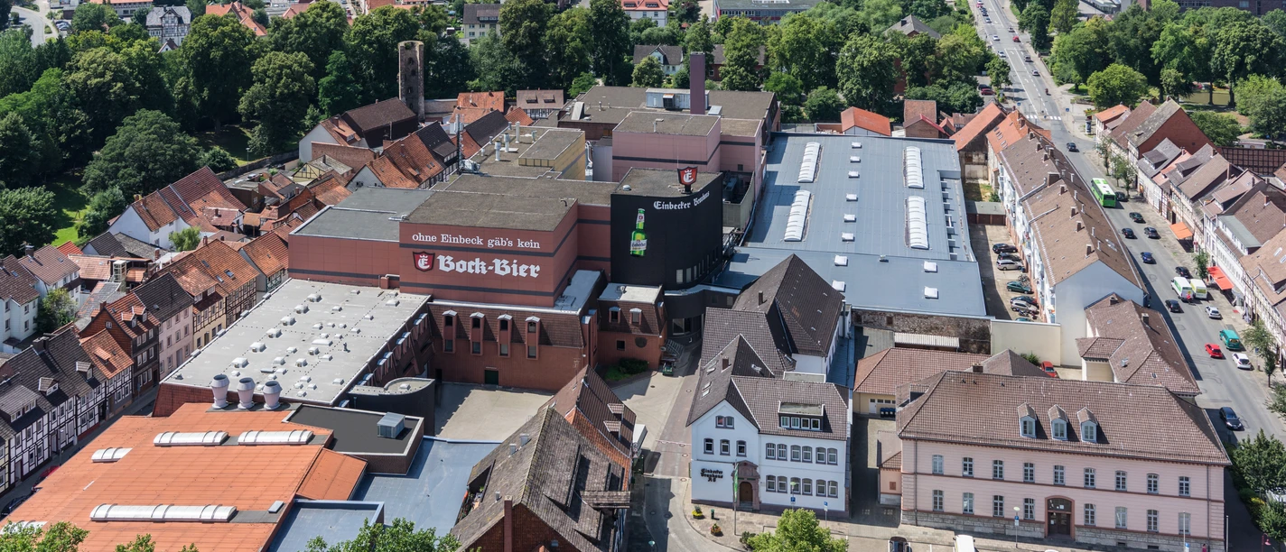 Einbecker Brauhaus AG Luftansicht Luftansicht des Einbecker Brauhauses mit markantem Bock-Bier-Schriftzug im Stadtzentrum.