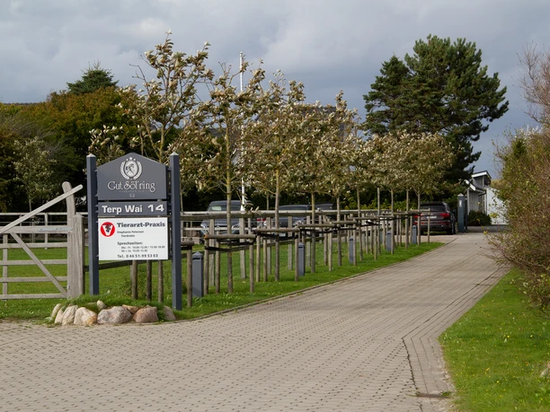 Einfahrt zur Praxis Einfahrt zur Tierarztpraxis Petersen auf Sylt