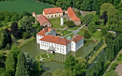 Kasteel Hünnefeld Kasteel Hünnefeld met slotgrachten en tuin in Bad Essen