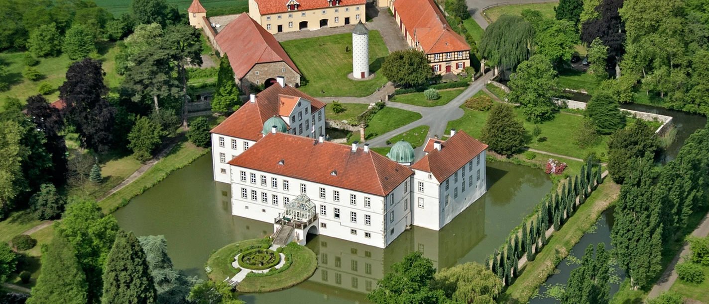 Kasteel Hünnefeld Kasteel Hünnefeld met slotgrachten en tuin in Bad Essen