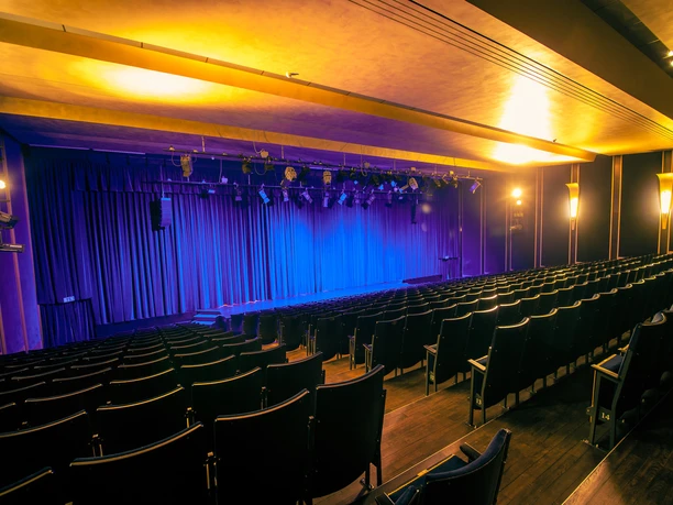 Bühne des Boulevardtheaters Dresden