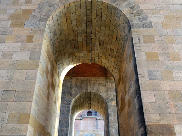 Blick durch die Bögen