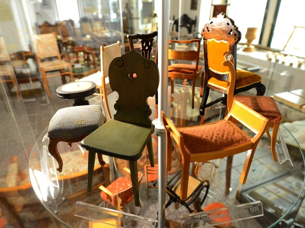 Miniaturen verschiedener Stuhlmodelle