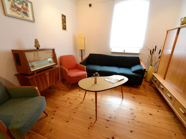 Wohnzimmer mit Rabenauer Polstermöbeln um 1960