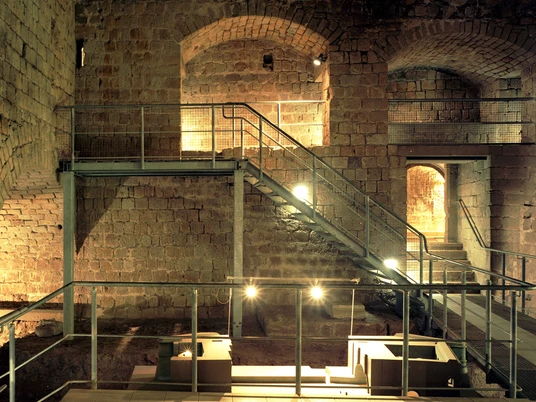 Festung Dresden Das Innenleben der historischen Festung Dresden mit beleuchteten Gewölben und Treppenaufgängen.The interior of the historic Dresden Fortress with illuminated vaults and staircases.Interiér historické drážďanské pevnosti s osvětlenými klenbami a schodišti.Wnętrze zabytkowej drezdeńskiej twierdzy z podświetlanymi sklepieniami i klatkami schodowymi.Het interieur van de historische vesting van Dresden met verlichte gewelven en trappen.L'interno della storica fortezza di Dresda con volte e scale illuminate.