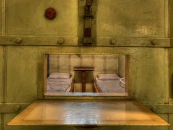 Blick durch Zellenklappe