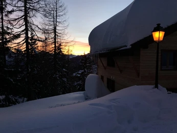 Chalet Tilly abends von N2