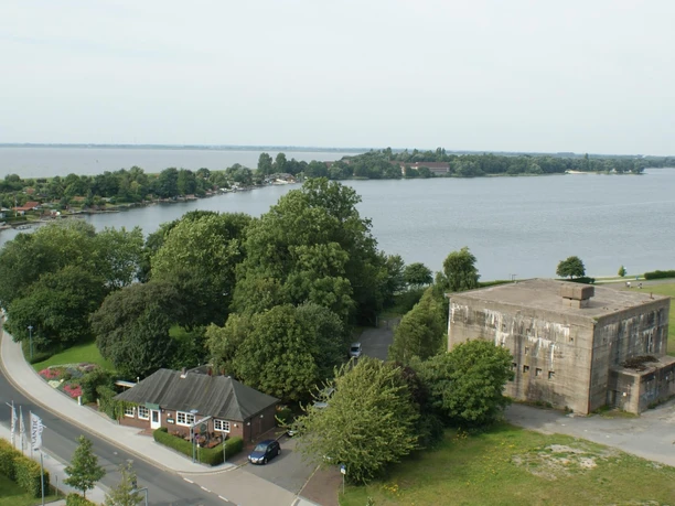 Der Banter See, im Vordergrund der Bunker der ehem. Prince-Rupert-School