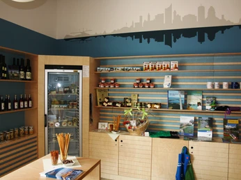 Blick in den Verkaufsraum der Tourist-Information