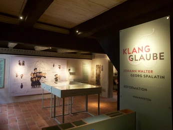 Blick in die Ausstellung "Klang und Glaube"