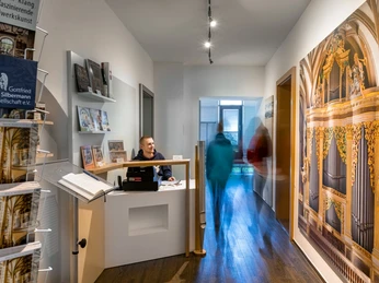 Eingang zum Silbermann-Haus in Freiberg