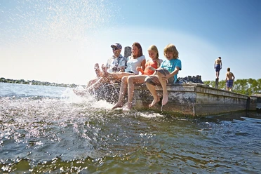 Familie_mit_den_Fuessen_im_Lohner_See.jpg