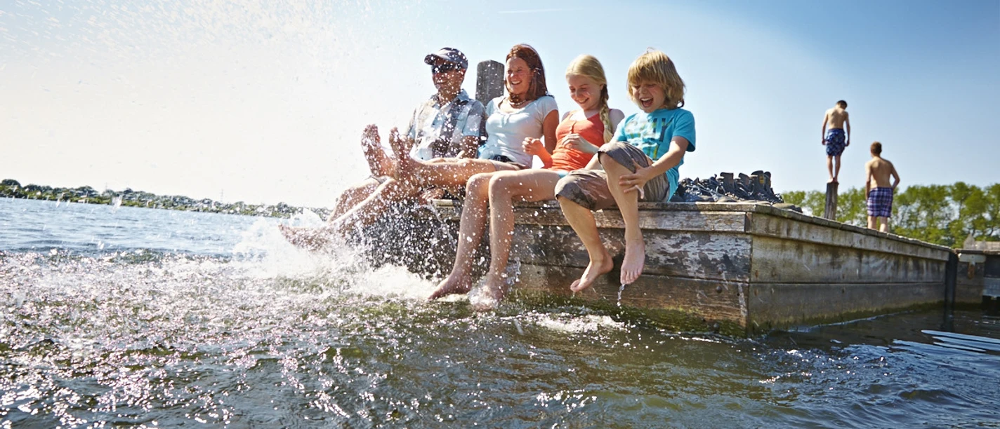 Familie_mit_den_Fuessen_im_Lohner_See.jpg