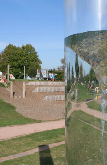 Large water playground in Bruchhausen-Vilsen with tube vortex in the foreground, children playing.
