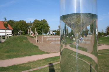 Wasserspielplatz Bruchhausen-Vilsen Großer Wasserspielplatz in Bruchhausen-Vilsen mit Röhrenstrudel im Vordergrund, Kinder spielen.