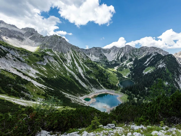Die Soiernseen von oben, umringt von der Soiernspitze und der Schöttlkarspitze