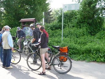 Parthe-Mulde-Radroute in Leipzig Fahrradfahrer an einem Wegweiser der Parthe-Mulde-Radroute, umgeben von grünen Bäumen.Cyclists at a signpost on the Parthe-Mulde cycle route, surrounded by green trees.Cyklisté u rozcestníku na cyklostezce Parthe-Mulde, obklopené zelenými stromy.Rowerzyści przy drogowskazie na trasie rowerowej Parthe-Mulde, w otoczeniu zielonych drzew.Fietsers bij een wegwijzer op de fietsroute Parthe-Mulde, omringd door groene bomen.Ciclisti presso un cartello sulla pista ciclabile Parthe-Mulde, circondata da alberi verdi.