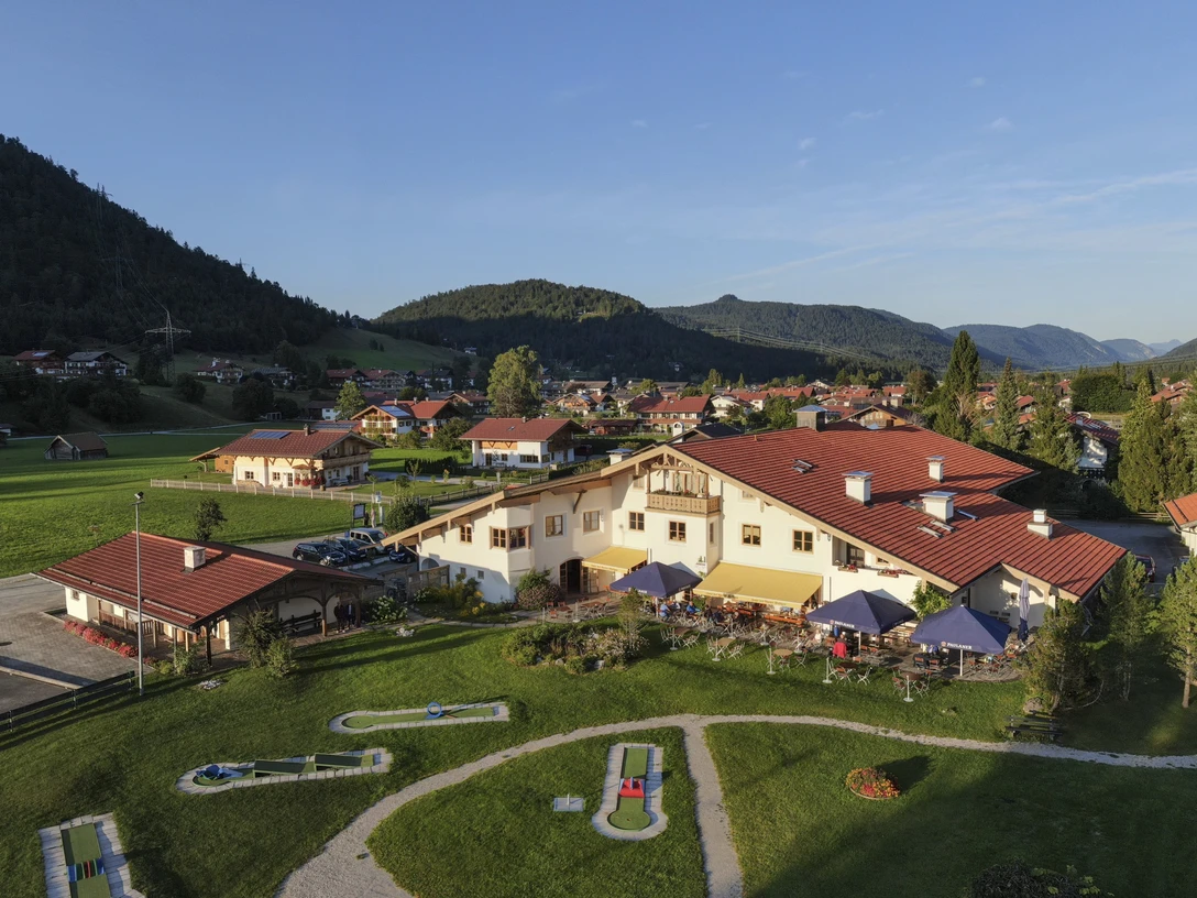 Haus des Gastes in Wallgau mit der Minigolfanlage
