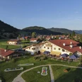 Haus des Gastes in Wallgau mit der Minigolfanlage