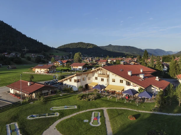 Haus des Gastes in Wallgau mit der Minigolfanlage