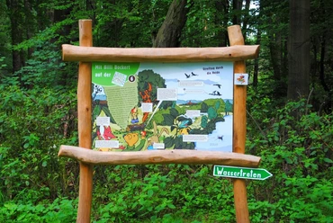 Informationstafel mit Billi Bockert auf der Heide-Biber-Tour