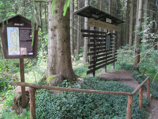 am Bergbaulehrpfad Eibenstock Holztafeln am Bergbaulehrpfad Eibenstock im dichten Wald installiert.