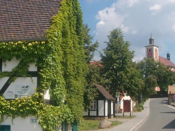 Heldhaus und Sicht auf die Kirche