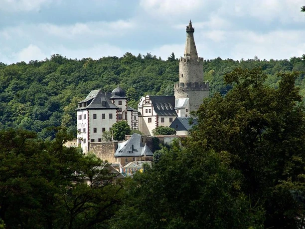 Osterburg Weida Ansicht der historischen Osterburg Weida, eingebettet in eine üppige Waldlandschaft.