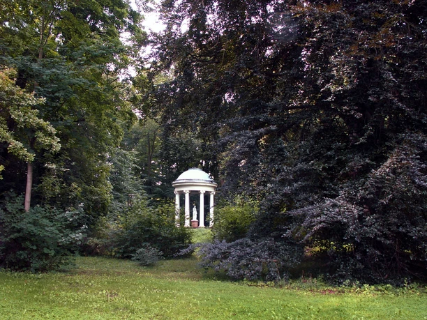 Die Statue im Parktempel zeigt die griechische Erdgöttin DEMETER.