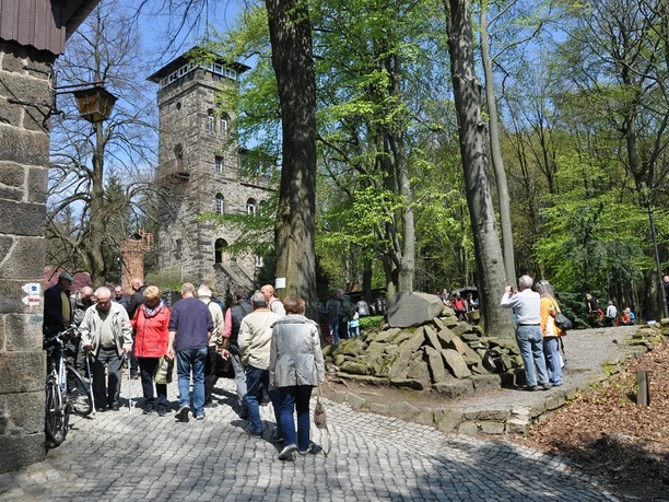 Aussichtsturm und Bergbaude auf dem Czorneboh