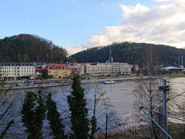 Blick von Straßenbrücke auf Bad Schandau