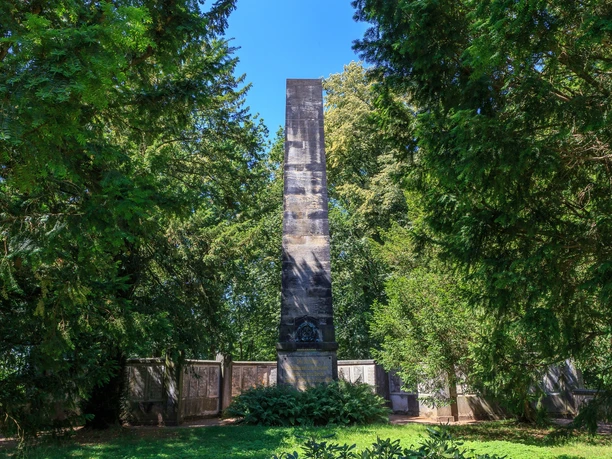 Bergmannsgrab mit Denkmal für die Opfer des Grubenunglücks vom 2. August 1869