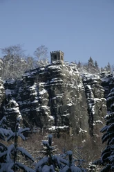 Kaiser Wilhelm Feste Burgähnlicher Turm der Kaiser Wilhelm Feste thront auf schneebedecktem, steilen Felsen.