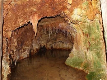 Alaunwerk Mühlwand Historisches Alaunwerk mit Höhlenstruktur, Stalaktiten und mineralreichen Wänden.Historic alum works with cave structure, stalactites and mineral-rich walls.Historický hliník pracuje s jeskynní strukturou, krápníky a stěnami bohatými na minerály.Historyczny ałun współpracuje ze strukturą jaskini, stalaktytami i bogatymi w minerały ścianami.Historische aluin werkt met grotstructuur, stalactieten en mineraalrijke wanden.L'allume storico lavora con la struttura delle grotte, le stalattiti e le pareti ricche di minerali.