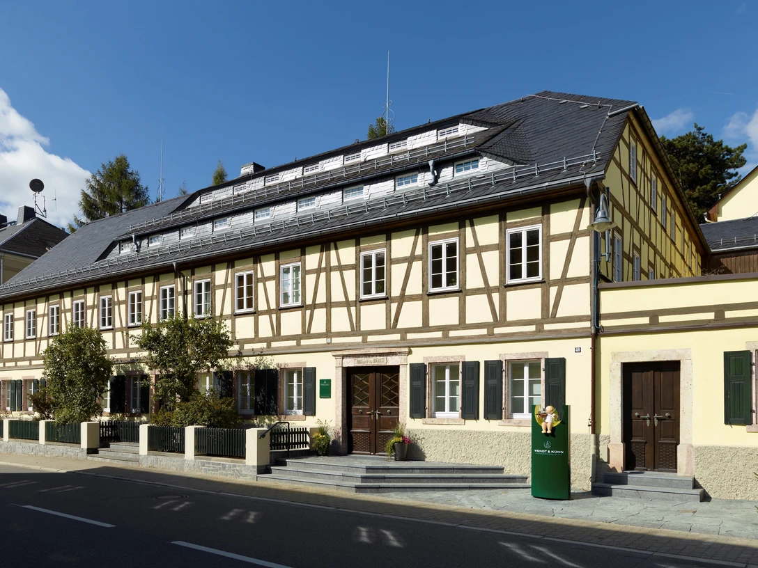 Wendt & Kühn-Welt hinter historischer Fachwerkfassade_Juliane Mostertz.jpg Ein Fachwerkgebäude mit modernem Eingang und einem Zylinder-Lichtobjekt davor.A half-timbered building with a modern entrance and a cylinder light object in front of it.Hrázděná budova s moderním vchodem a válcovým světelným objektem před ní.Budynek z muru pruskiego z nowoczesnym wejściem i cylindrycznym obiektem świetlnym przed nim.Een vakwerkgebouw met een moderne ingang en een cilindervormig lichtobject ervoor.Un edificio a graticcio con un ingresso moderno e un oggetto luminoso a forma di cilindro davanti ad esso.
