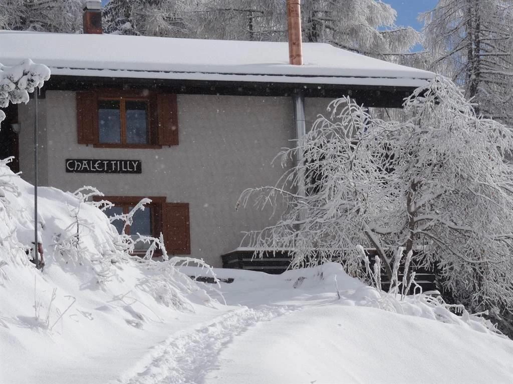 Tilly Zugang, blauer Himmel + leichter Schneefall