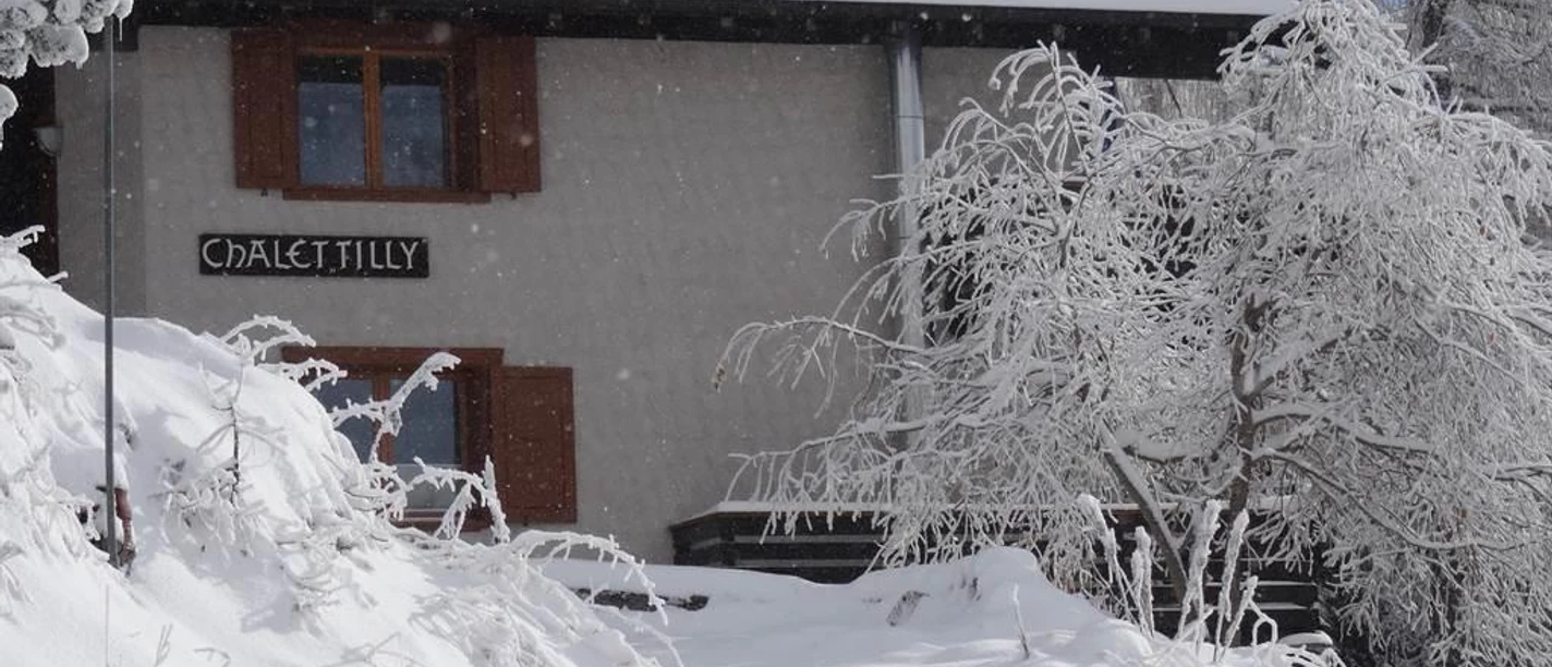 Tilly Zugang, blauer Himmel + leichter Schneefall