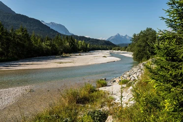 Isarsteg in Wallgau im Sommer