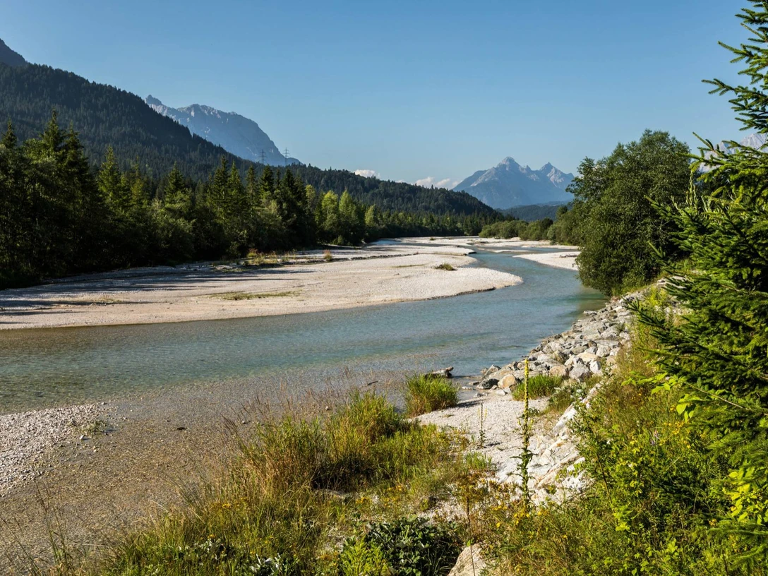 Isarsteg in Wallgau im Sommer