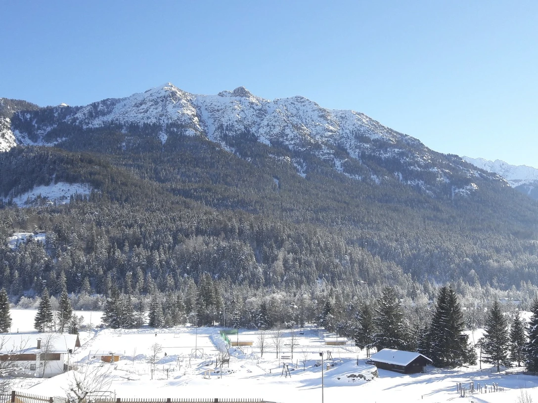 Sportplatz in Krün im Winter