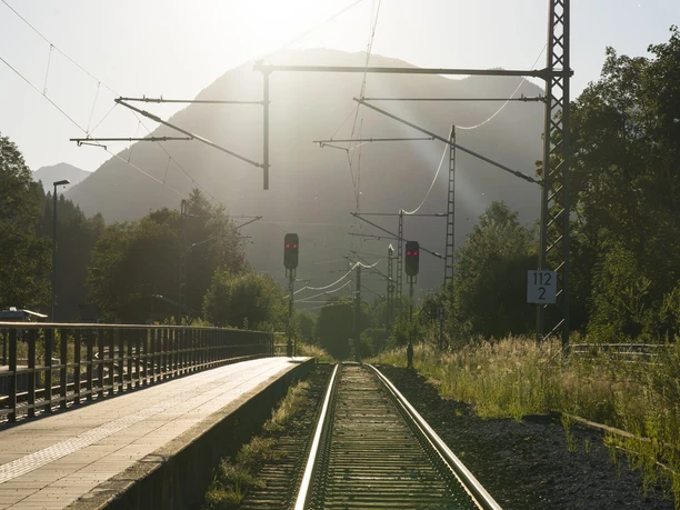 Bahnhof in Klais mit Blick auf Berg