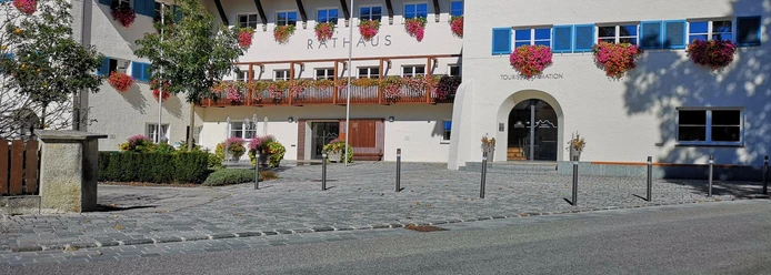 das-mittenwalder-rathaus-mit-touristinformation.jpeg