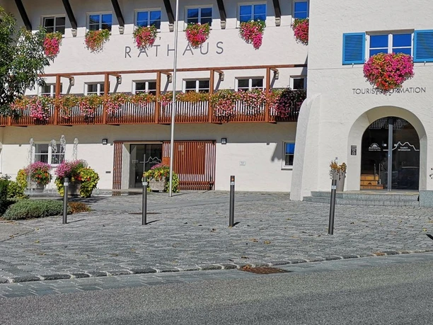 das-mittenwalder-rathaus-mit-touristinformation.jpeg