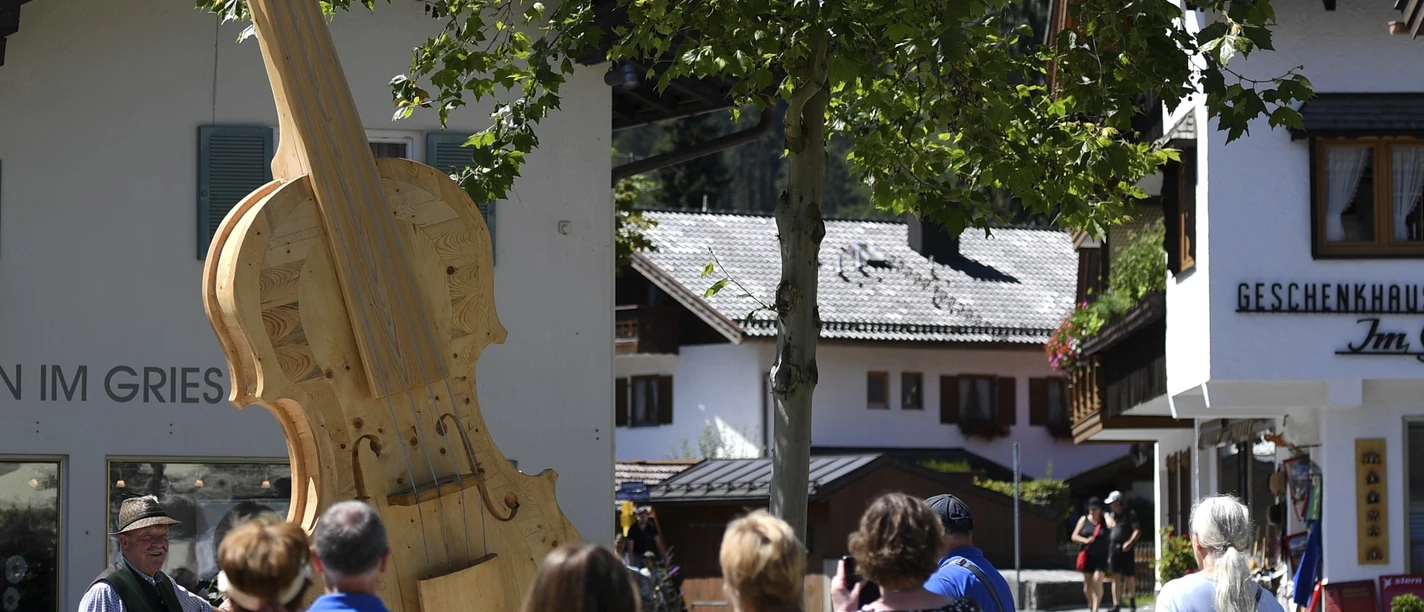 Große Holzgeige im historischen Ortsteil Gries in Mittenwald
