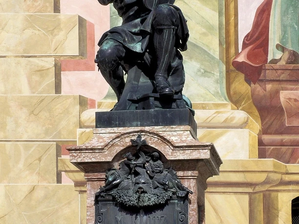 Matthias Klotz-Dankmal in Mittenwald vor der Pfarrkirche St. Peter und Paul