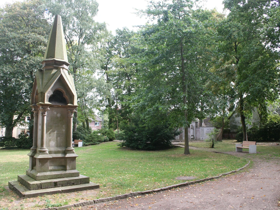 Langensalza-Denkmal Steinernes Langensalza-Denkmal im Grünen, umgeben von Bäumen und einem gepflegten Weg.