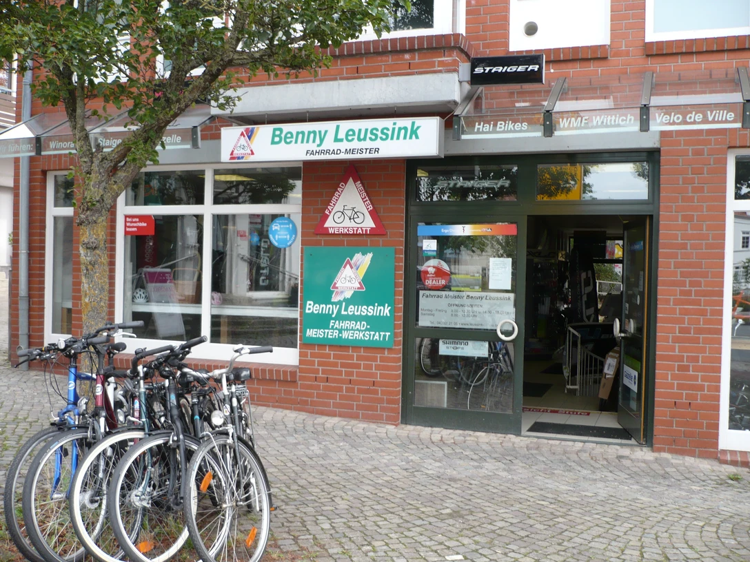Benny Leussink ist ein erfahrener Fahrrad-Meister mit einer einladenden Werkstatt und Fahrradgeschäft.