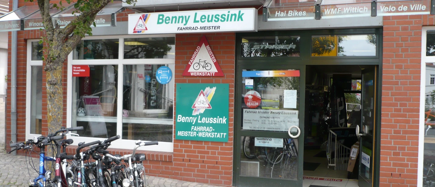 Benny Leussink ist ein erfahrener Fahrrad-Meister mit einer einladenden Werkstatt und Fahrradgeschäft.