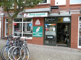 Fahrrad-Meister Benny Leussink Benny Leussink ist ein erfahrener Fahrrad-Meister mit einer einladenden Werkstatt und Fahrradgeschäft.
